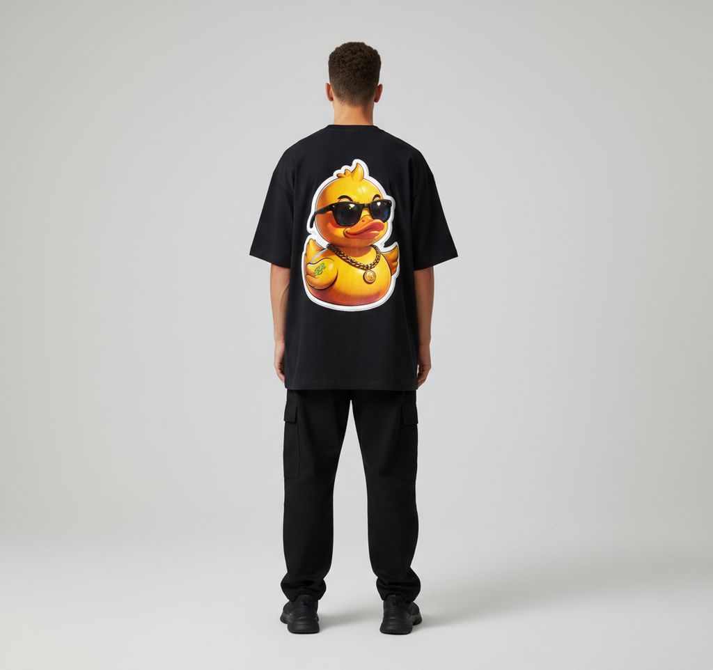 модел с черна oversized тениска 359OG Boss Duck, изглед отзад