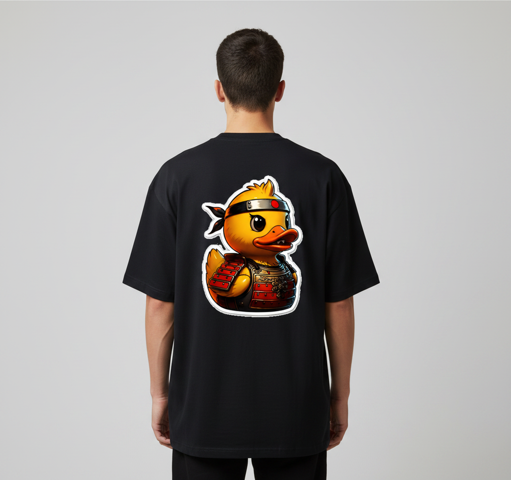модел с черна oversized тениска 359OG Samurai Duck, изглед отзад