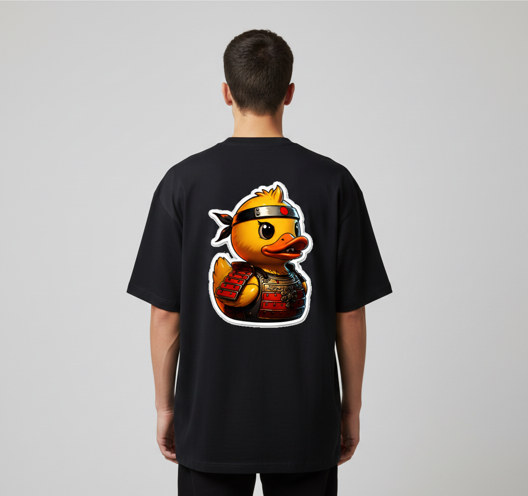 модел с черна oversized тениска 359OG Samurai Duck, изглед отзад